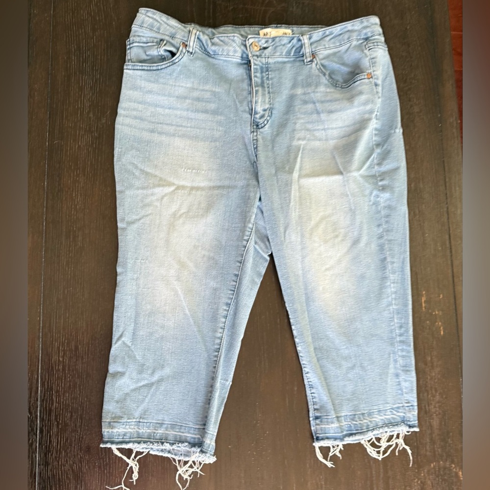 Cropped light blue washed jeans ripped look